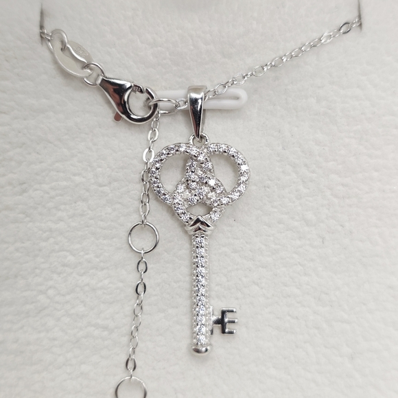 💎 Dazzling Silver Key Moissanite Necklace. S925 SILVER - Picture 2 of 4